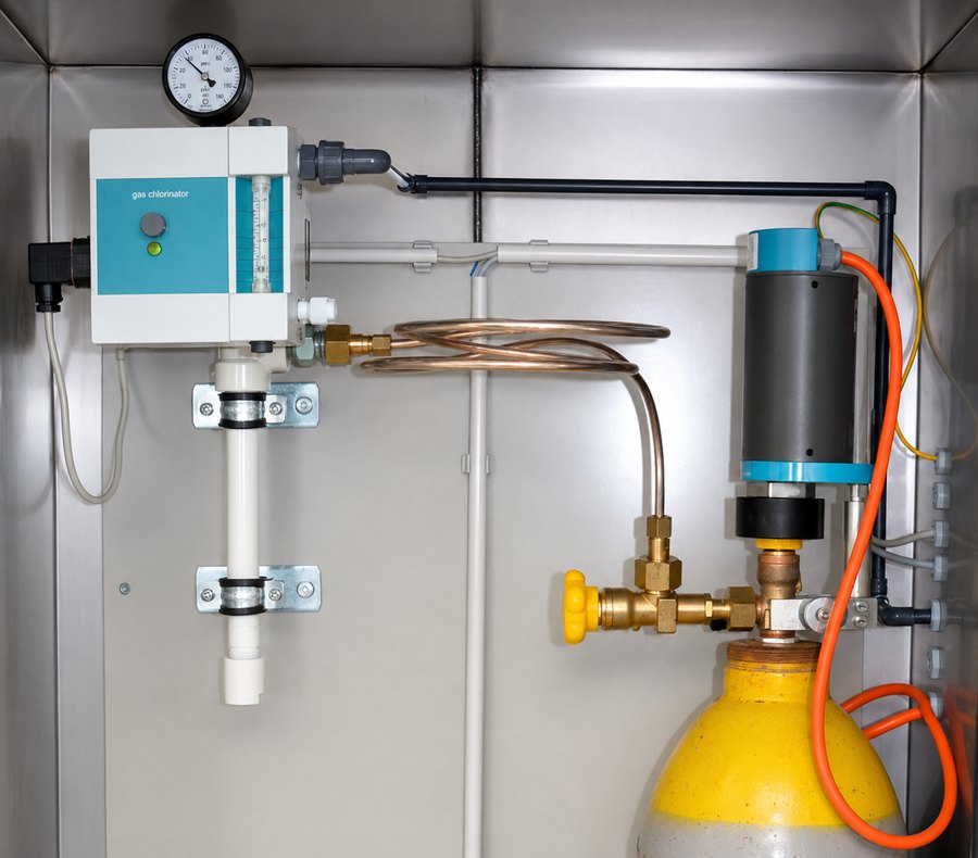 WEENCHLOR vacuum chlorinator installed on a chlorine cylinder